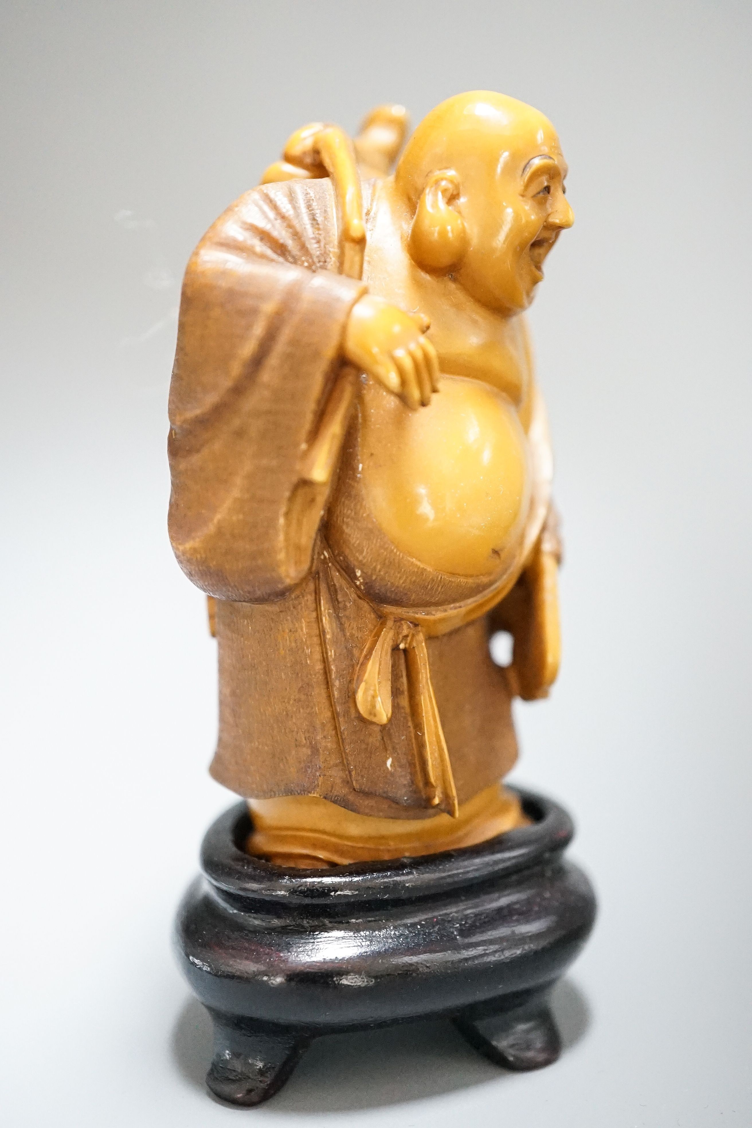 A Japanese stained Ivory figure of Hotei, early 20th century, 7.2cm